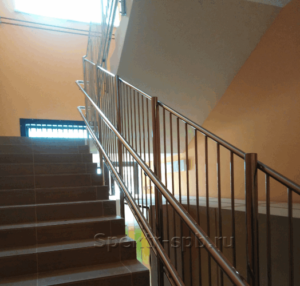 Детские ограждающие конструкции на лестнице