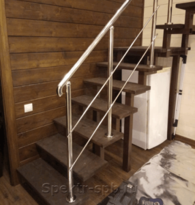 Перила из нержавейки на деревянных ступенях дома