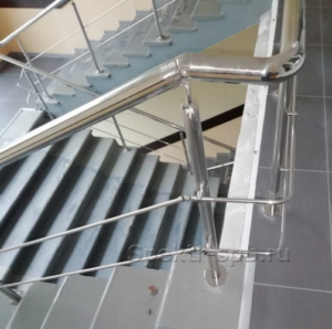 Ограждение на лестнице с 2 леерами на держателях