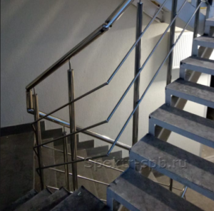 Ограждение с тремя леерами на лестнице с металлическим каркасом