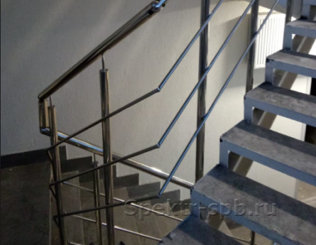 Ограждение с тремя леерами на лестнице с металлическим каркасом