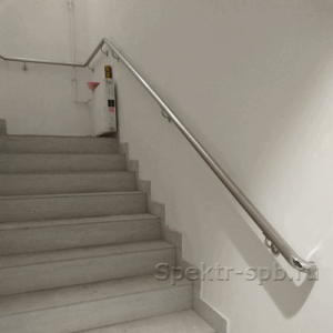 Поручни на стене лестницы