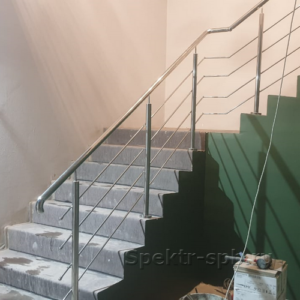 Ограждение из нержавеющей стали на лестнице